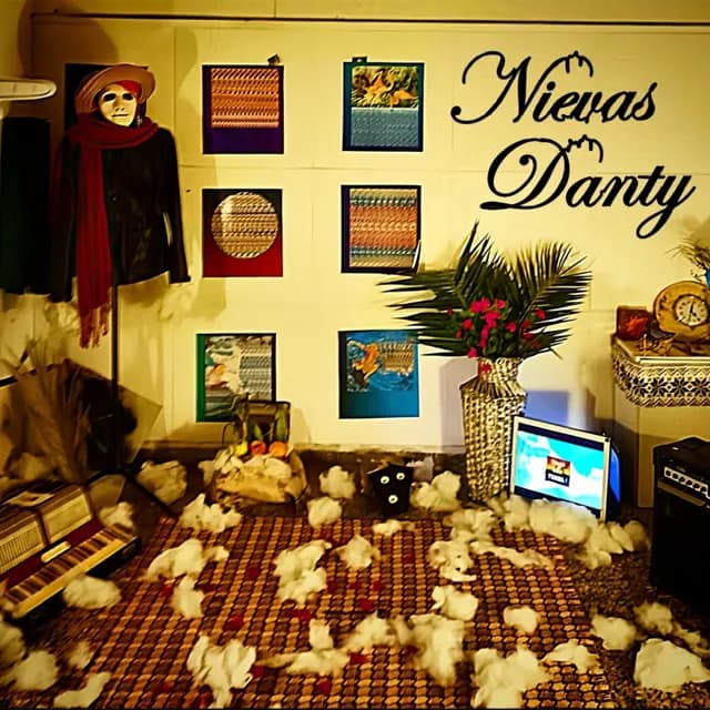 Nievas Danty — Maya en depto